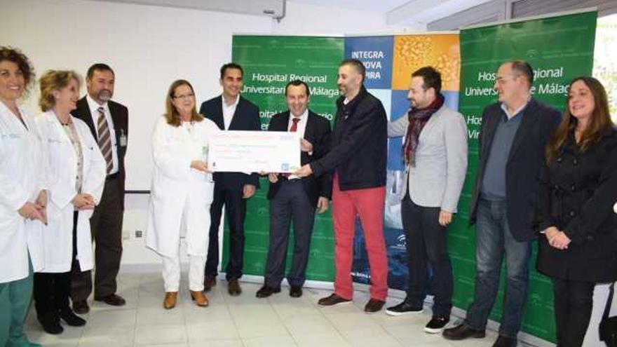 Entrega del cheque, ayer.