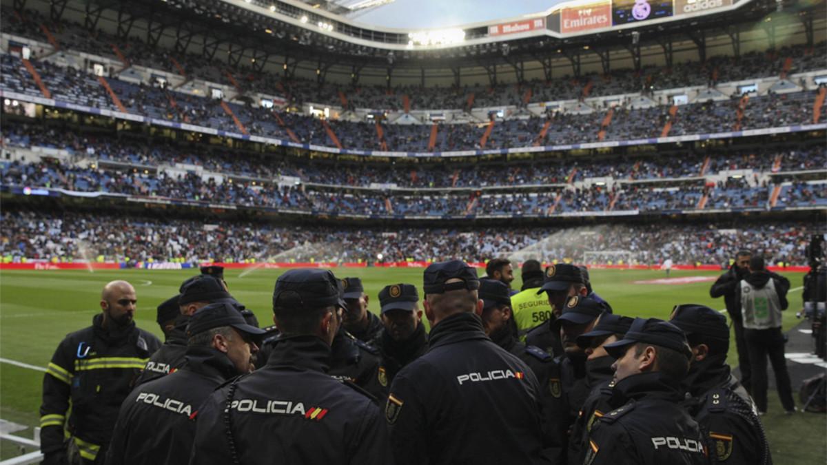 Agentes de la Policía Nacional en el estadio Santiago Bernabéu antes de un partidod el Real Madrid