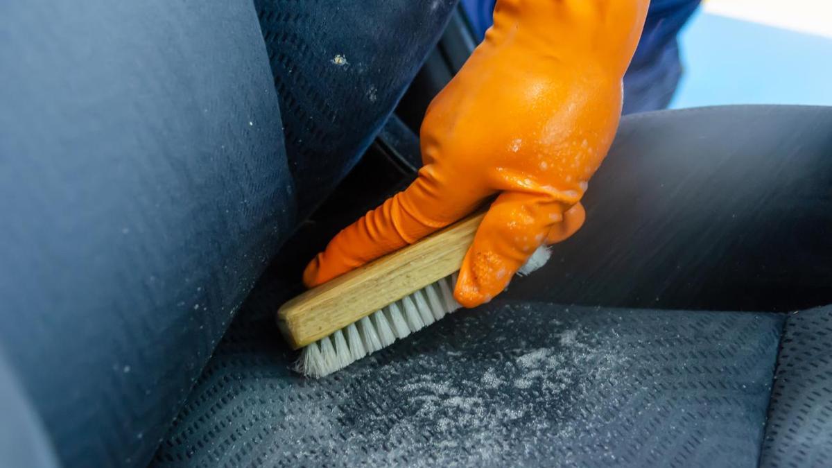 Cómo limpiar la tapicería de un coche de forma eficaz