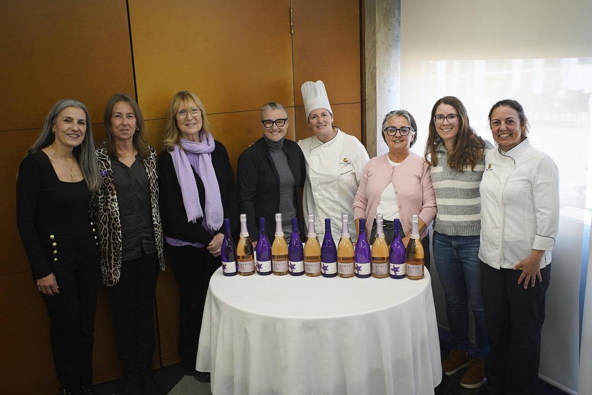 Les cinc dones assistents a l'àpat amb les professores de l'EHTG Esther Guillén, Montse Jiménez i Blanca Frago.