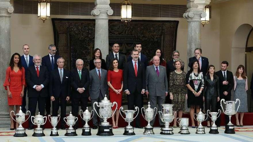 Foto de familia de los reyes junto a los premiados en esta edición. // Efe