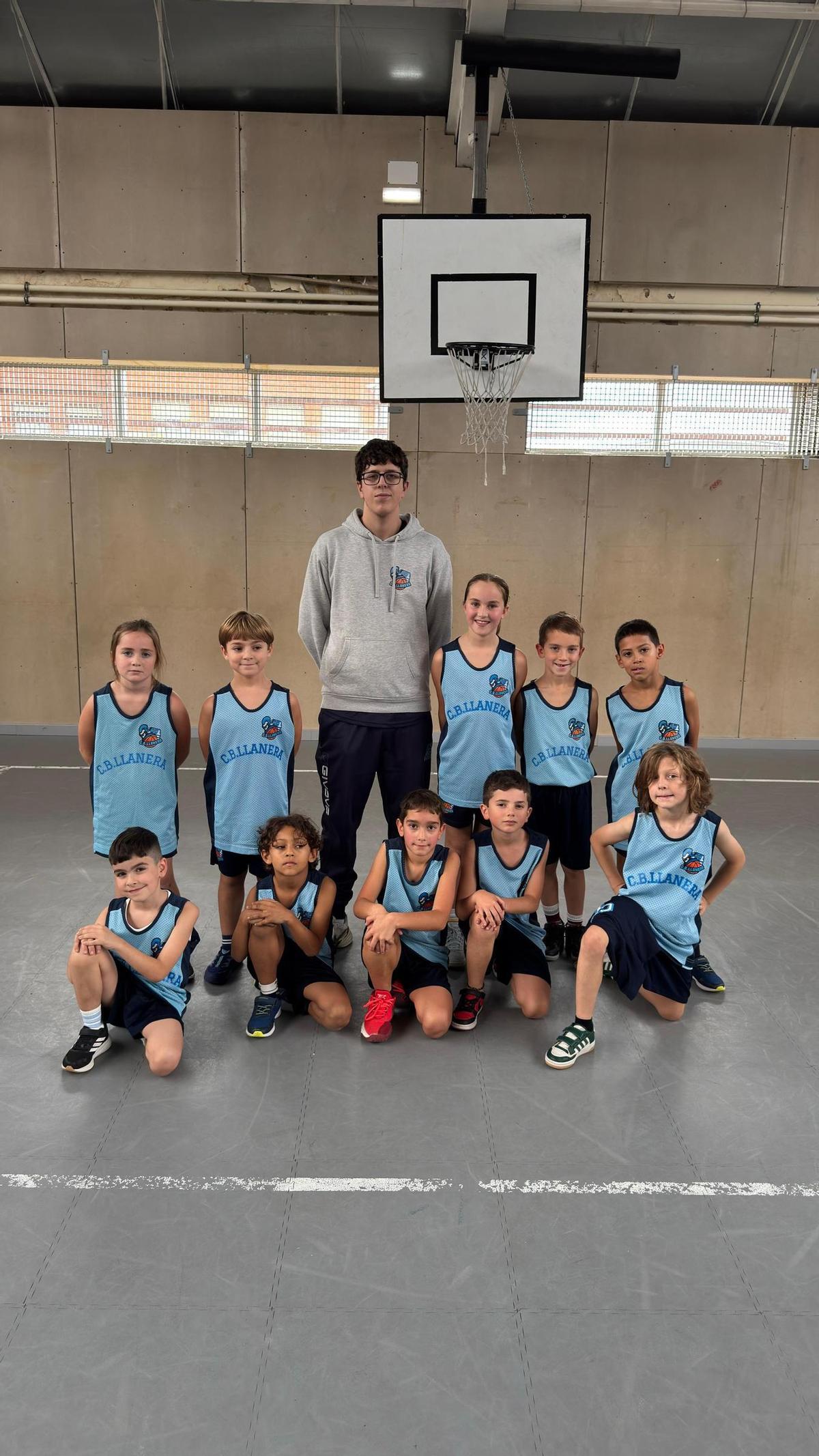 El equipo benjamín mixto del Club Basket Llanera.