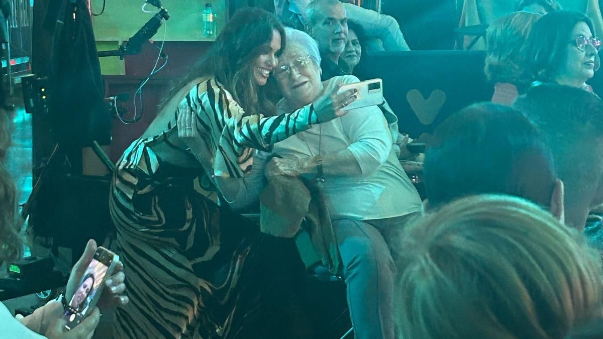 Lara Álvarez abrazando a una señora en la gala de la Reina del Carnaval de Santa Cruz