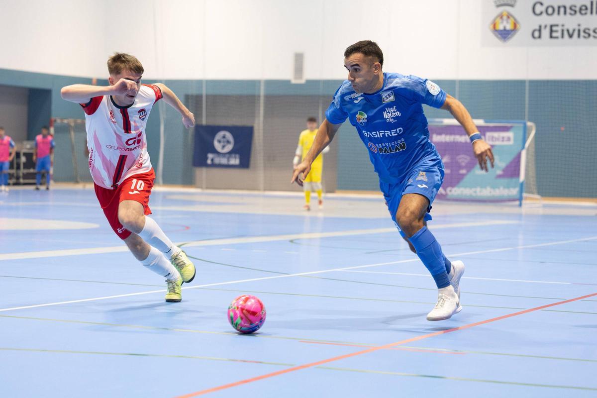 Usama conduce el balón por la izquierda en el encuentro ante el Leganés