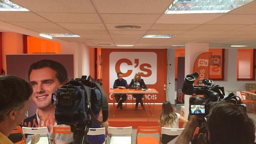 Guillermo Díaz e Irene Rivera comparecieron ayer en la sede de Ciudadanos en Málaga.