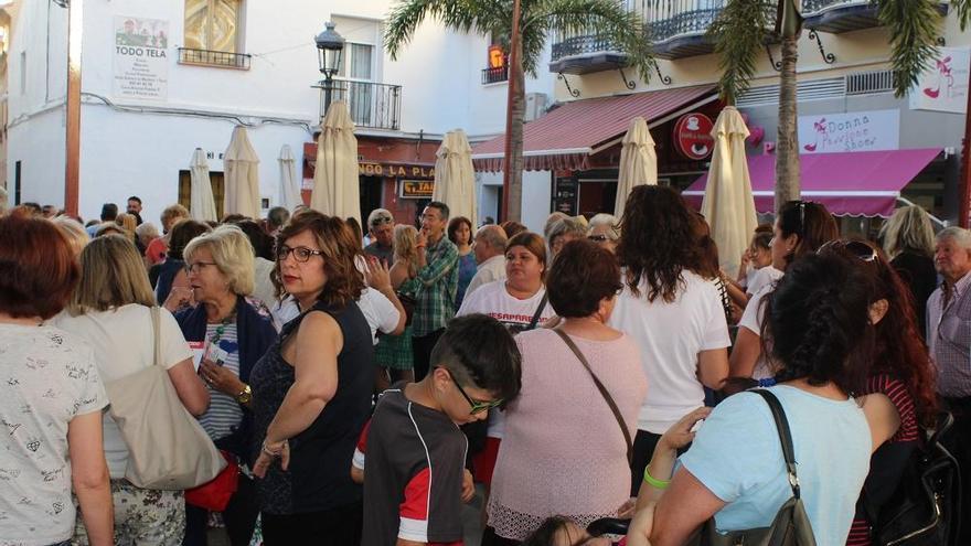 Vecinos y familiares en la plaza de San Sebastián de Alhaurín de la Torre, en apoyo de la familia de Antonio Ortega.