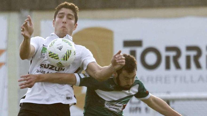 Villarejo, del Coruxo, lucha con un jugador del Burgos durante el partido en O Vao. // José Lores