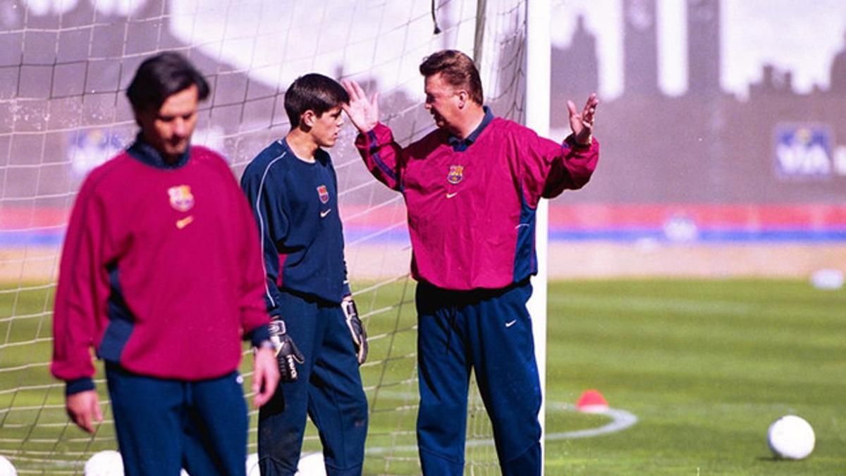 Víctor Valdés, junto a Van Gaal y Mourinho, en su primer entrenamiento con el Barça