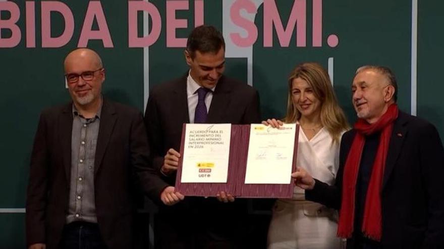 Díaz firma con CCOO y UGT el alza del SMI para 2026 y llama a las empresas a subir sueldos