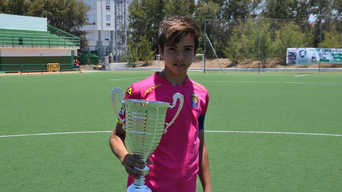 Raúl Asencio con el título de la Copa de Campeones en las categorías inferiores de la UD Las Palmas