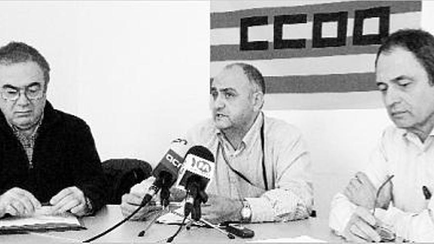 Josep Fuentes, Lluís-Vidal Sixto i Jaume Vernet, ahir a la seu de CCOO