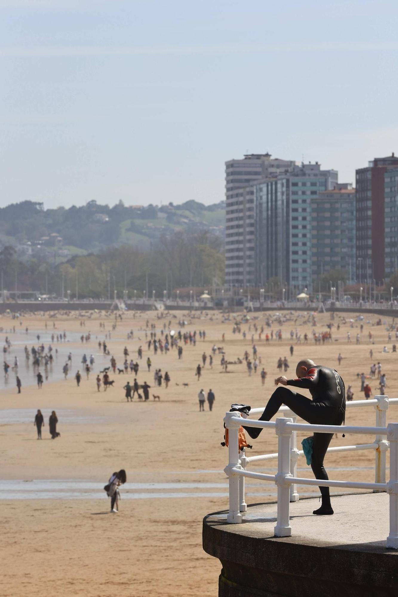 Ambiente playero en Gijón tras otra jornada de sol y calor (en imágenes)