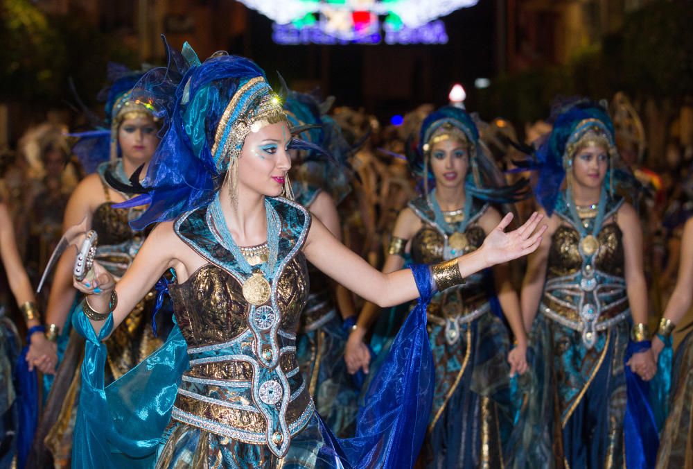 Los festeros tomaron ayer tarde el centro de Agost con una fastuosa Entrada Cristiana que llenó de música y fiesta las calles.