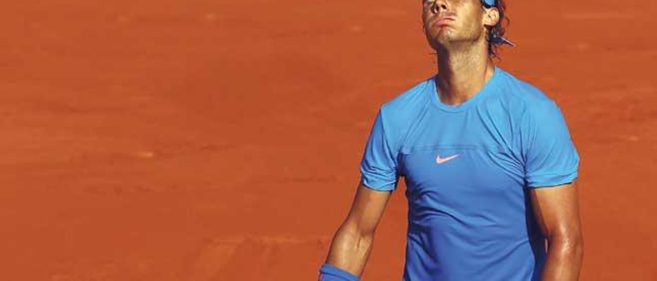 Rafel Nadal se lamenta tras un error en el partido ante Djokovic.