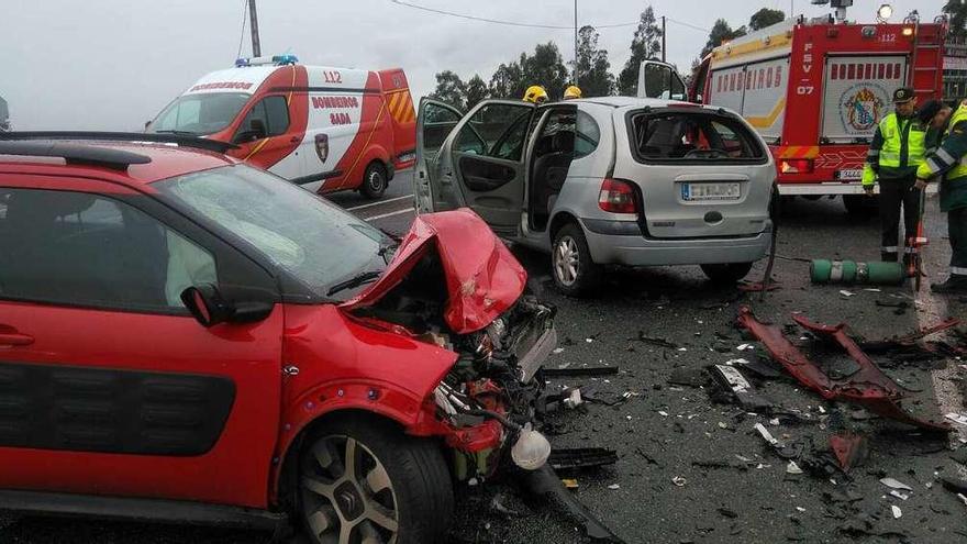 Tres heridas en una colisión entre dos coches en la N-VI a la altura de Sada