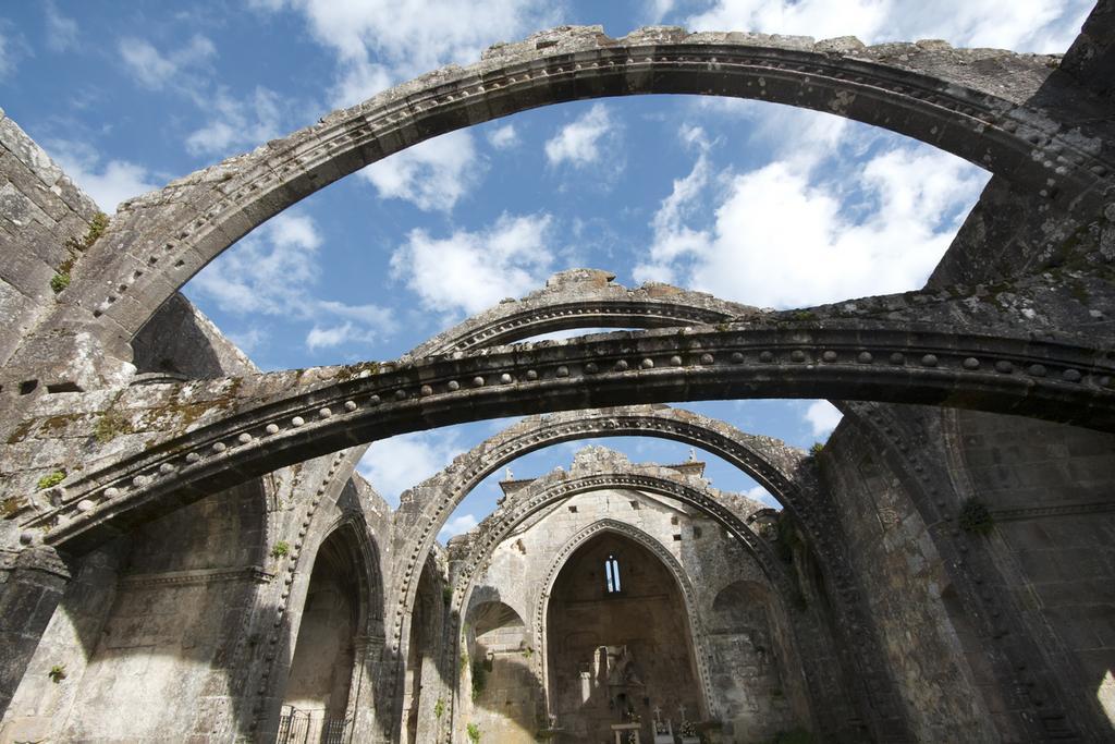Ruinas de Santa Mariña de Dozo.