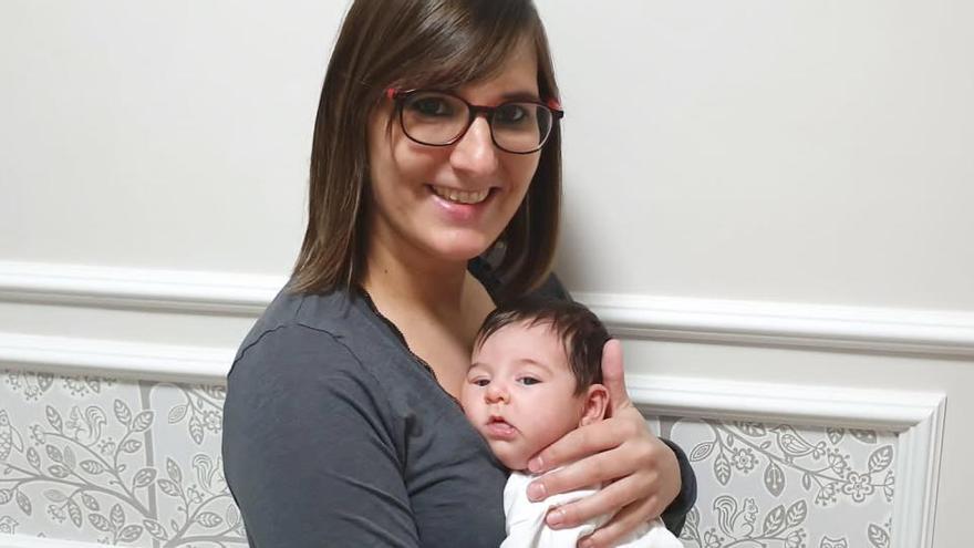 Laura Valcarcel amb la seva filla Àuria, nascuda el 7 de març |