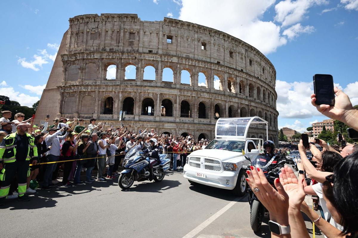 Rome (Italy), 26/04/2025.- People gather along the Colosseum as the coffin of late Pope Francis is transported from St Peters Basilica to Santa Maria Maggiore Basilica after the funeral ceremony in St. Peters Square, in Rome, Italy, 26 April 2025. Pope Francis passed away on Easter Monday, 21 April 2025, at the age of 88. According to his wishes, he will be buried in the Papal Basilica of St. Mary Major. (Papa, Italia, Roma) EFE/EPA/MASSIMO PERCOSSI Rome (Italy), 26/04/2025.- People gather along the Colosseum as the coffin of late Pope Francis is transported from St Peters Basilica to Santa Maria Maggiore Basilica after the funeral ceremony in St. Peters Square, in Rome, Italy, 26 April 2025. Pope Francis passed away on Easter Monday, 21 April 2025, at the age of 88. According to his wishes, he will be buried in the Papal Basilica of St. Mary Major. (Papa, Italia, Roma) EFE/EPA/MASSIMO PERCOSSI