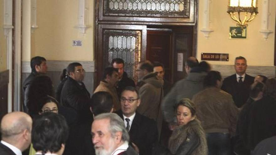 Abogados y testigos en el vestíbulo de la Audiencia, donde se celebró el juicio.