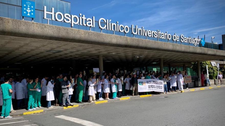 Decenas de sanitarios se concentran a las puertas del CHUS para exigir mejoras laborales