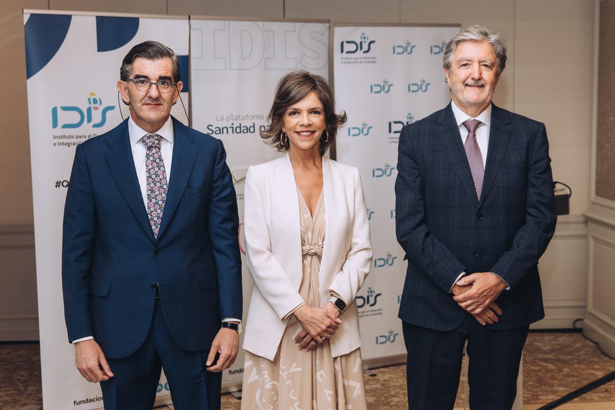 De izq. a dcha., Juan Abarca, presidente de la Fundación; Marta Villanueva, directora general  y Ángel de Benito.