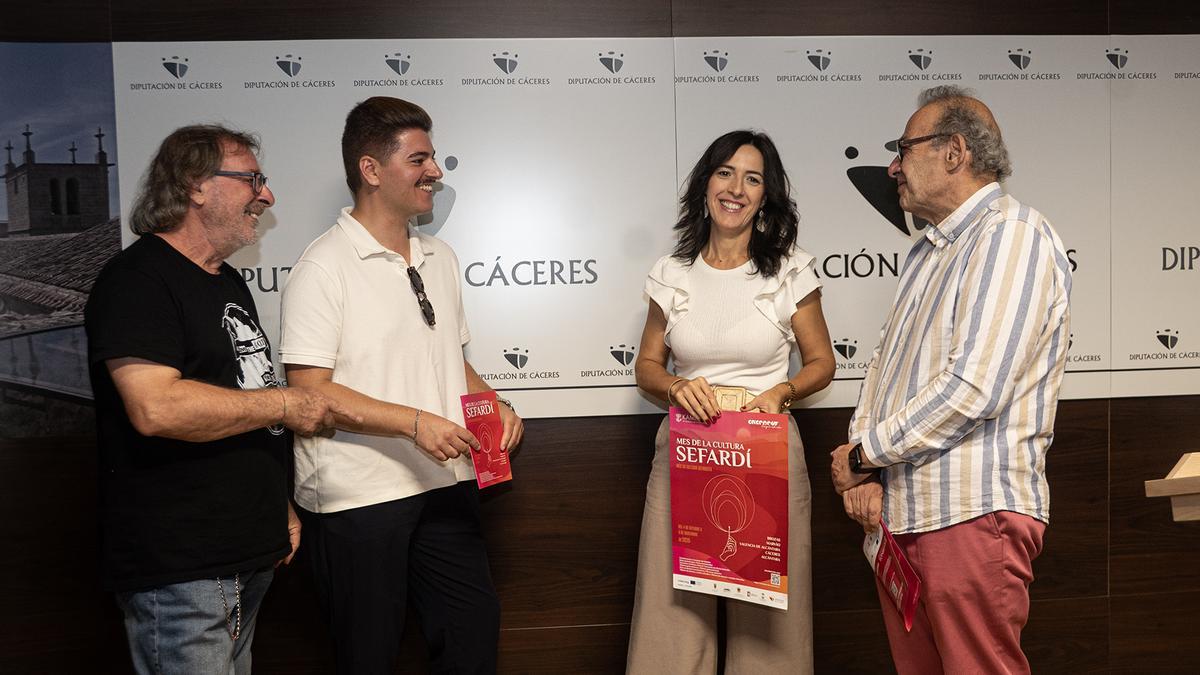 De izquierda a derecha: el actor Vicente Rodríguez; Gil Fernandes, en representación de la Câmara Municipal de Marvão; Esther Gutiérrez, vicepresidenta de la Diputación de Cáceres; y Fernando Jiménez, cronista oficial de la ciudad.
