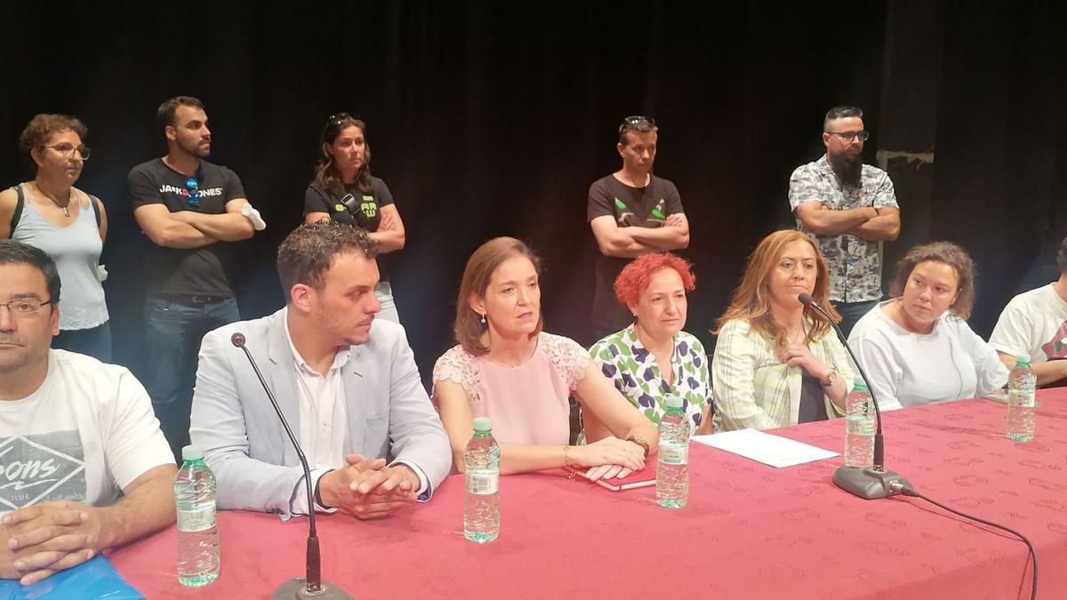 Maroto (tercera por la izquierda) con autoridades y miembros del comite de empresa de Siro en Toro durante la asamblea informativa. | M. J. C. |  M. J. C.