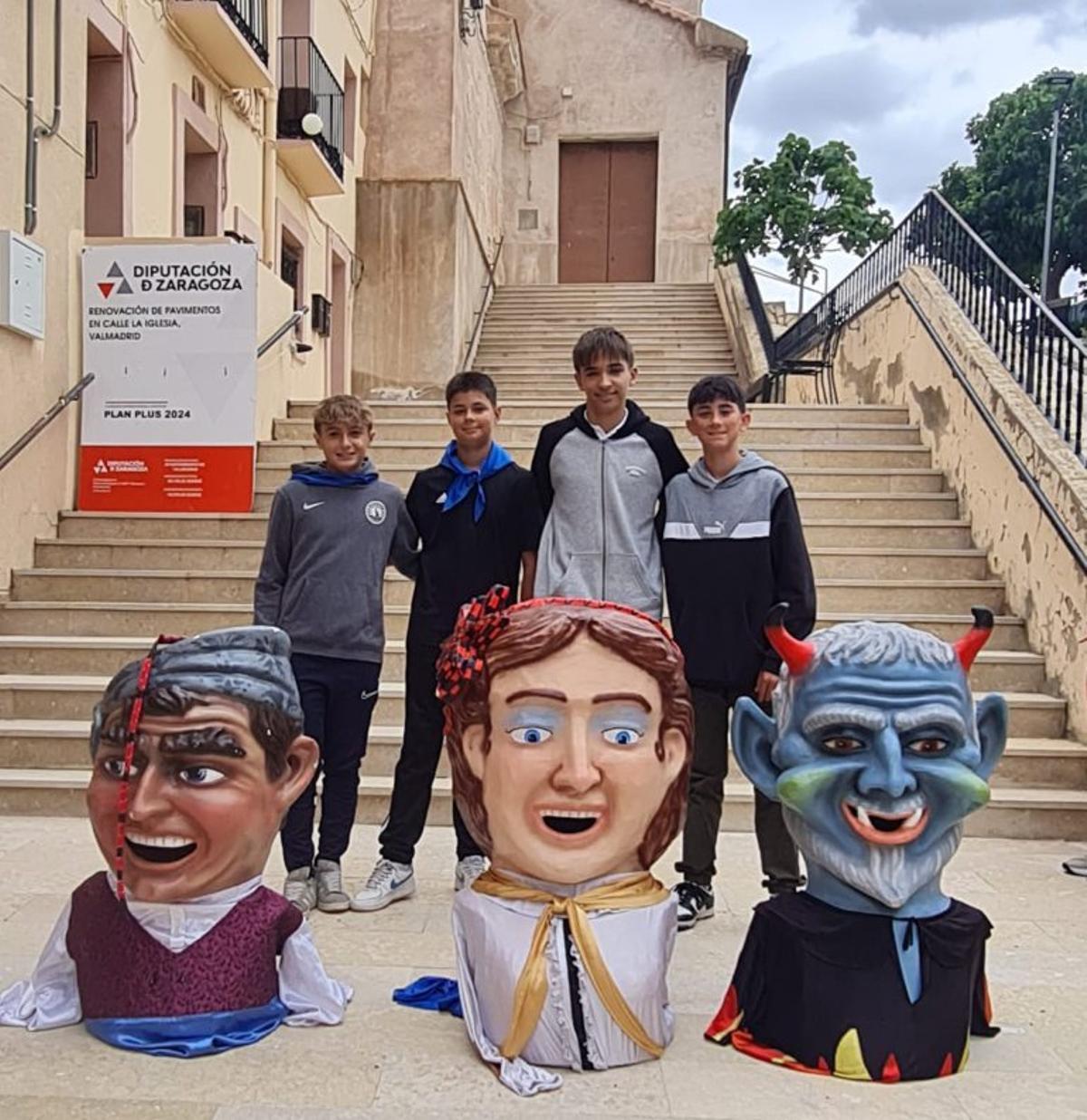 Los cabezudos  y disfraces llenaron las calles de color.