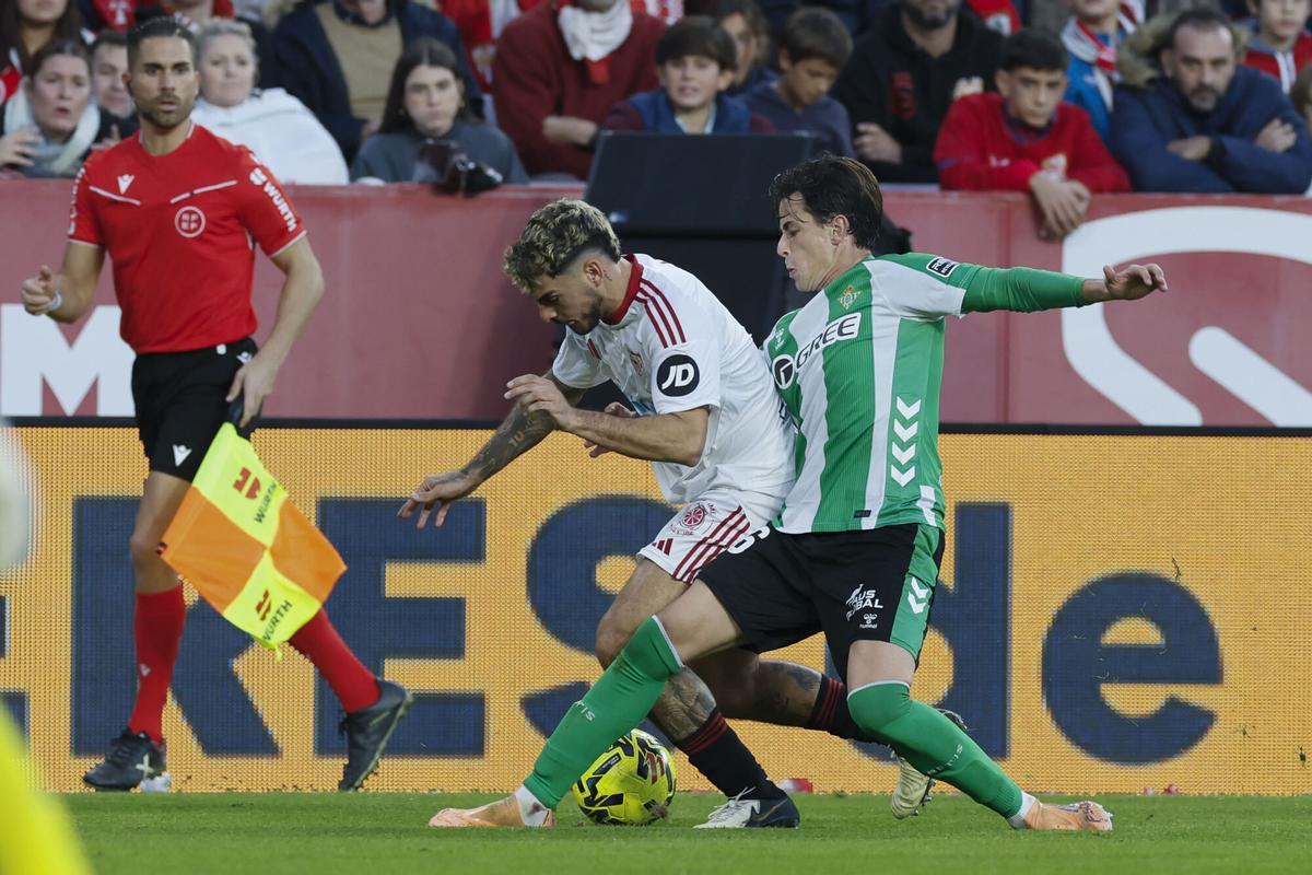 Valentín Gómez e Isaac Romero disputan un balón en el derbi en el Ramón Sánchez-Pizjuán de Liga