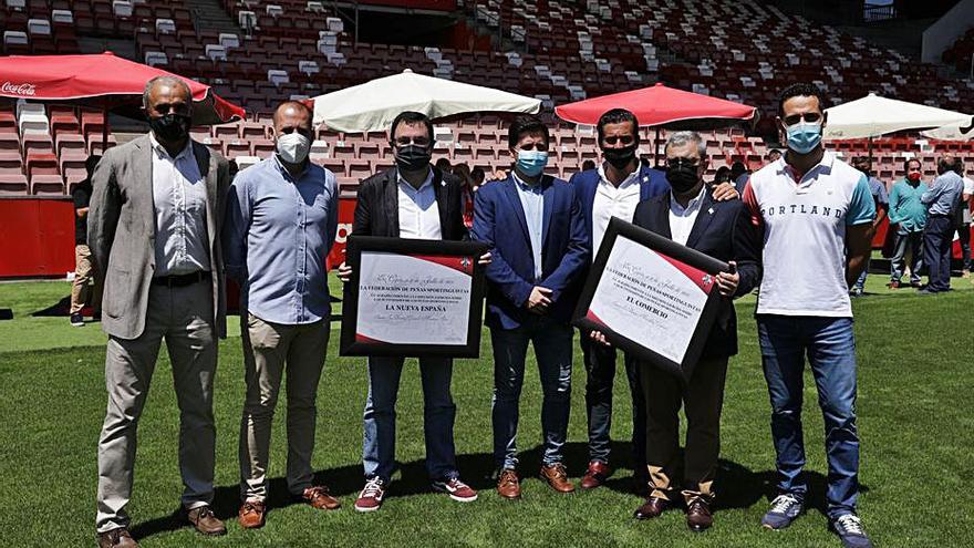 Por la izquierda, Joaquín Alonso, Jano Murias, Gonzalo Martínez Peón, Eloy Méndez, Jorge Guerrero, Marcelino Gutiérrez y Emilio Llerandi, en la entrega de la distinción, en El Molinón. | Juan Plaza