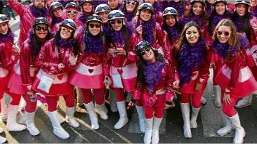 Una de les carrosses que va desfilar ahir a la tarda per l&#039;avinguda de Rhode de Roses.