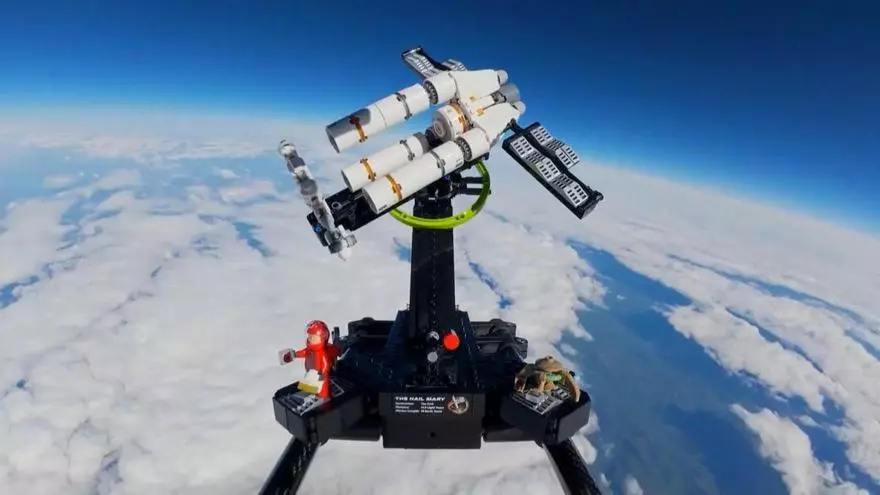 Una nave espacial de LEGO bate un récord Guinness tras volar hasta la estratosfera