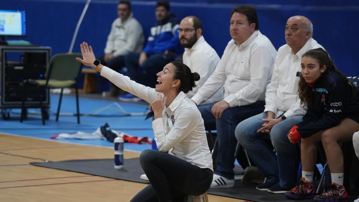 Mireia Capdevila, entrenadora del Milar Córdoba BF, da instrucciones en un partido.