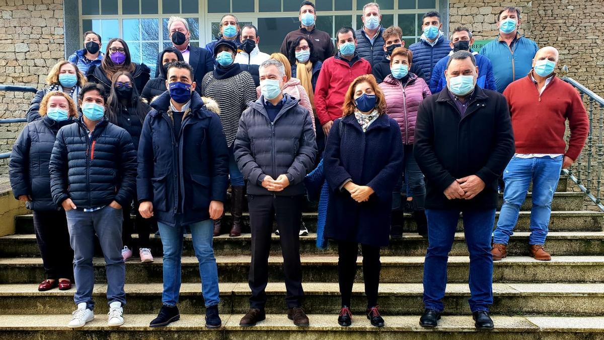 Foto de familia de los participantes en el primer taller de empleo de Dozón, Agolada y Rodeiro, con políticos.