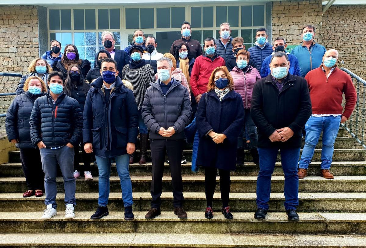 Foto de familia de los participantes en el primer taller de empleo de Dozón, Agolada y Rodeiro, con políticos.
