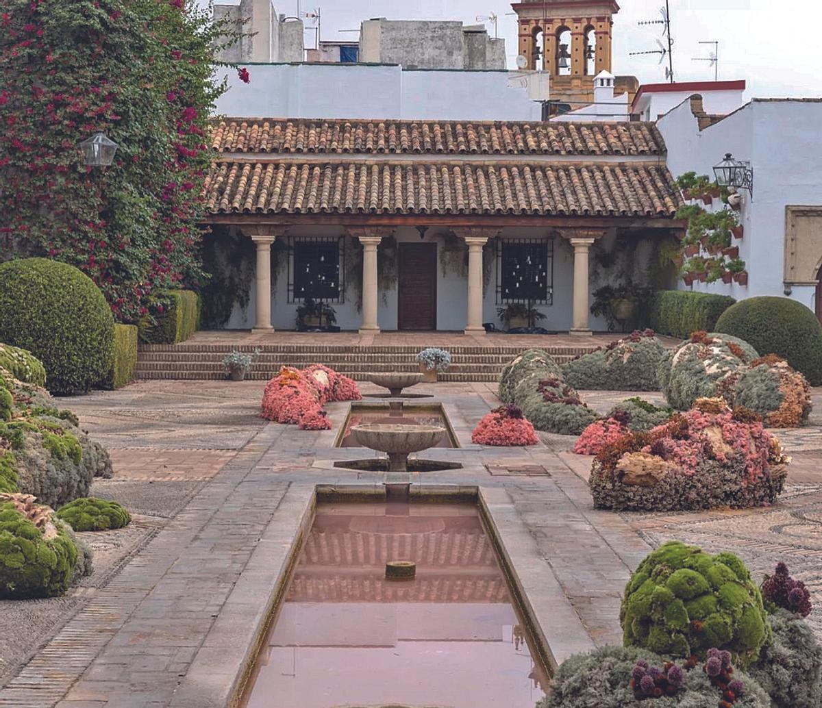 Una imagen sin públiicode la obra de Sara Uriarte en el Patio de las Columnas de Viana.