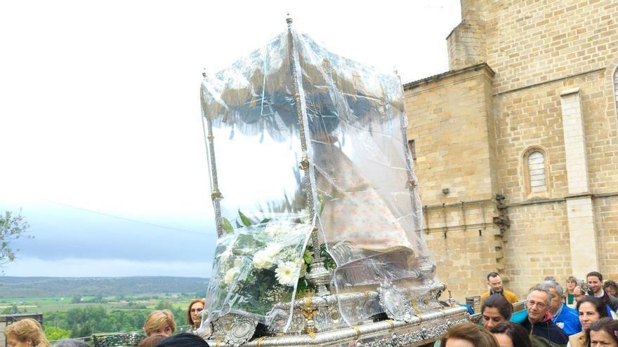 Video | La lluvia impide el regreso a pie de la Virgen de Argeme de Coria a su santuario