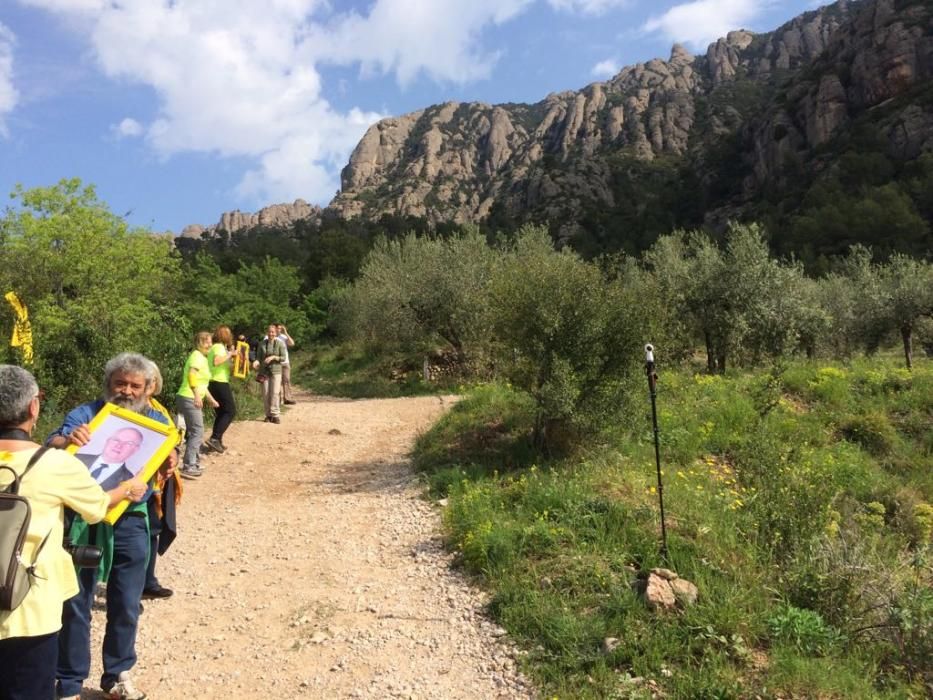 Cadena humana a Montserrat per reclamar l'alliberament dels líders independentistes