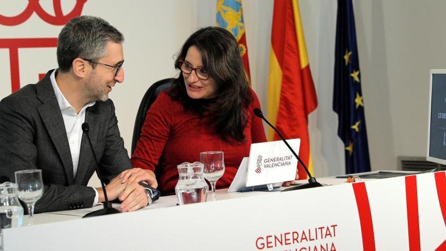 El conseller Arcadi España, junto a la vicepresidenta y portavoz del Consell, Mónica Oltra.