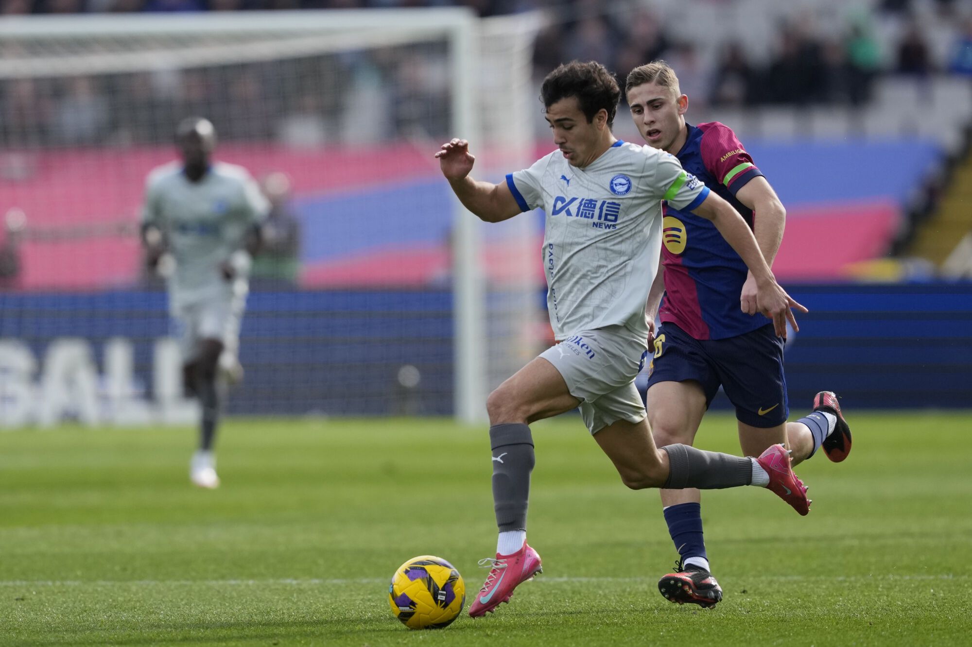 BARCELONA, 02/02/2025.- El centrocampista del FC Barcelona Fermín López (d) y el defensa del Alavés Manu Sánchez, durante el partido de LaLiga entre el FC Barcelona y el Alavés este domingo en el Estadio Olímpico de Montjuic en Barcelona. EFE/ Alejandro García