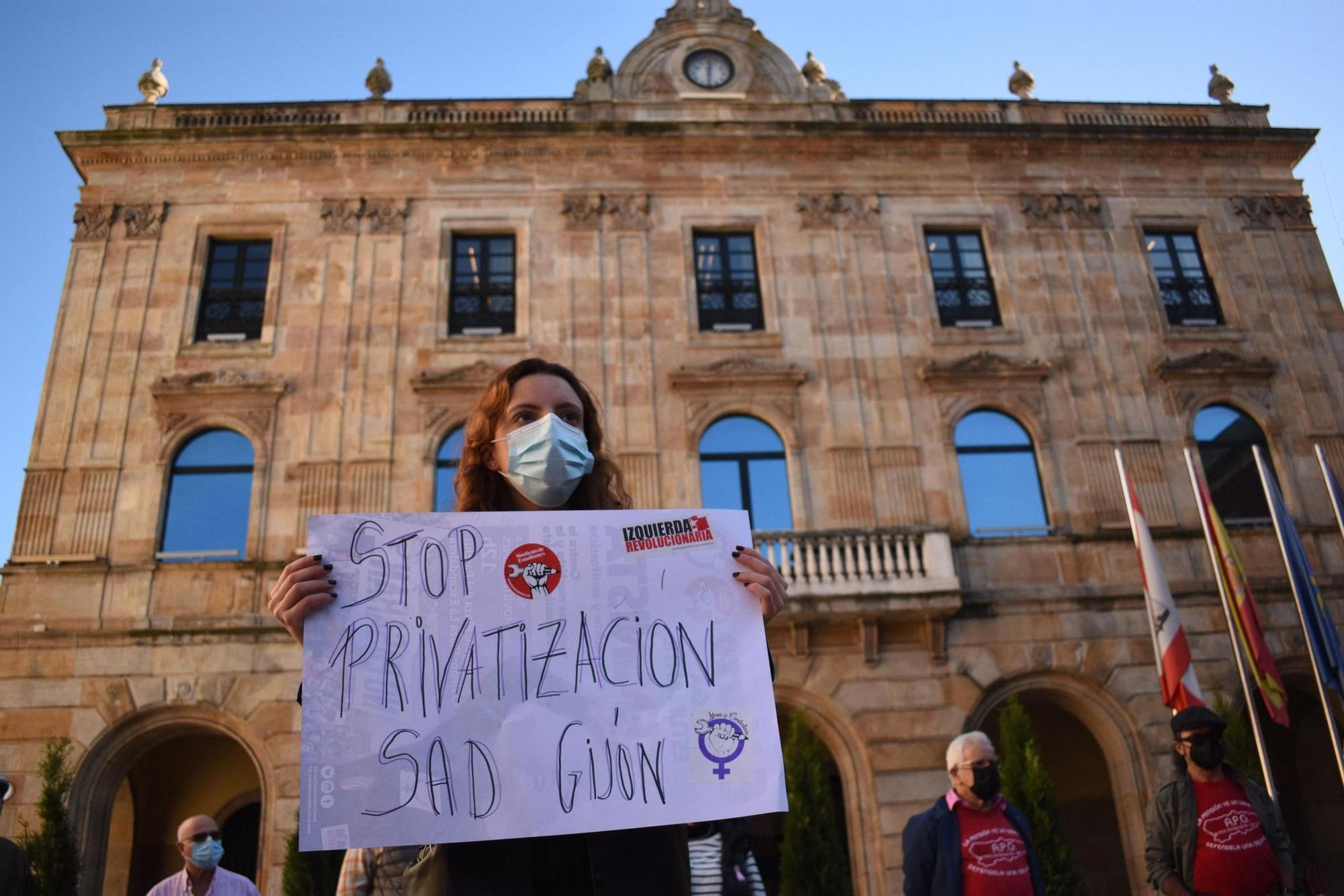 Manifestación de trabajadoras de ayuda a domicilio en Gijón