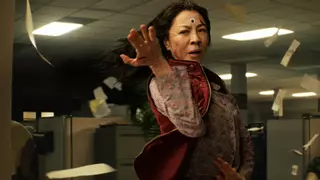 Michelle Yeoh, reina del kungfu als 60 anys i guanyadora del Globus d’Or 2023 a la millor actriu