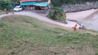 Llanes realiza trabajos de limpieza y mantenimiento en 26 pueblos del concejo
