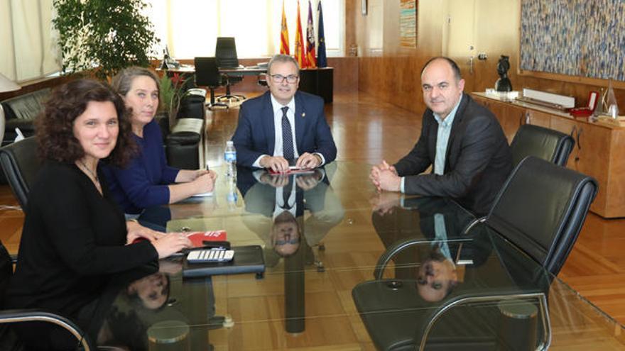 Pepa Marí, Viviana de Sans, Vicent Torres y el alcalde, Vicent Marí, durante la reunión.