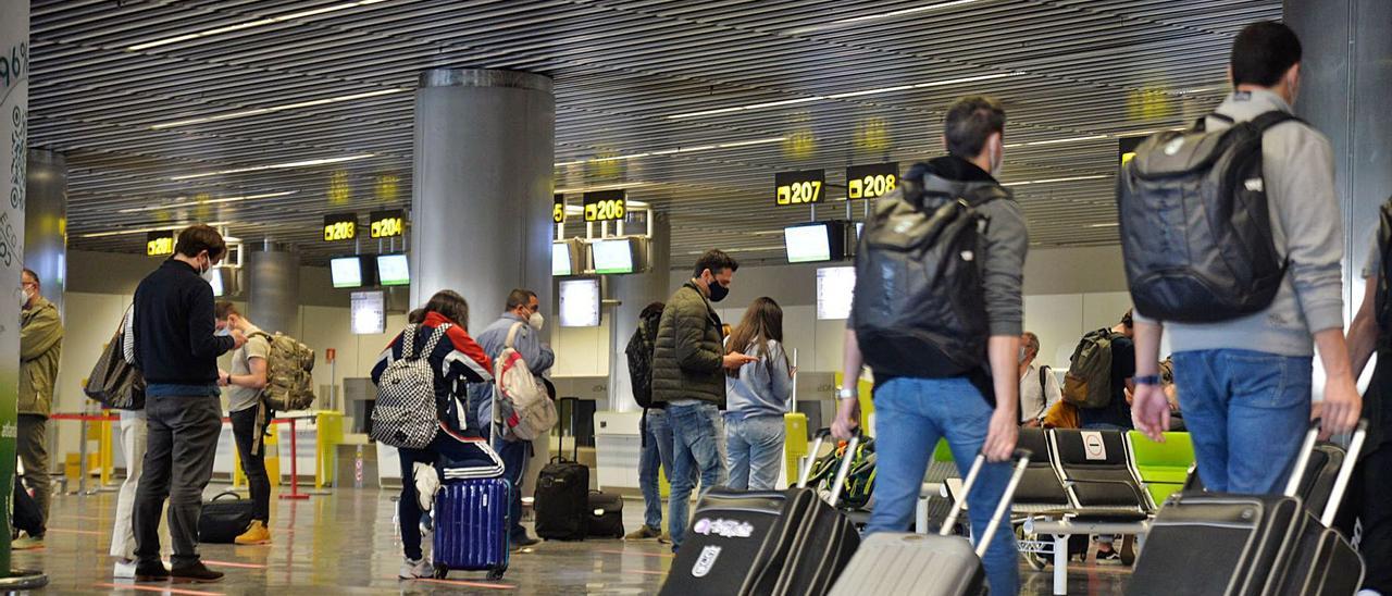 Viajeros en el aeropuerto de Gran Canaria a la espera de conocer si se cancelaban los vuelos con destino Barajas el pasado domingo. | | JOSÉ CARLOS GUERRA