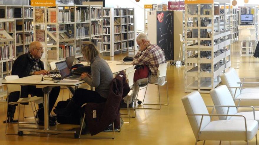 Varias personas leyendo en la biblioteca del Ágora.