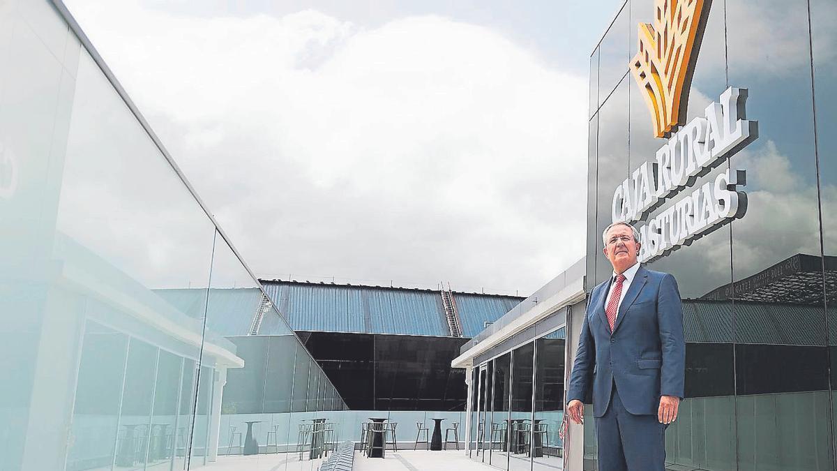 Antonio Romero Casado, en la terraza del nuevo pabellón de Caja Rural de Asturias en la Feria de Muestras de Gijón.