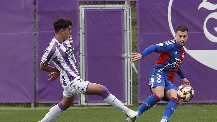 Dani Hernández, del Langreo, ante un rival del Valladolid Promesas. | Área 11