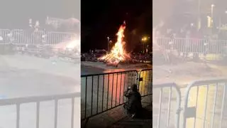 Pese a la lluvia, Utebo, sí ha encendido su hoguera en honor a San Antón, en compañía de Jorge Azcón