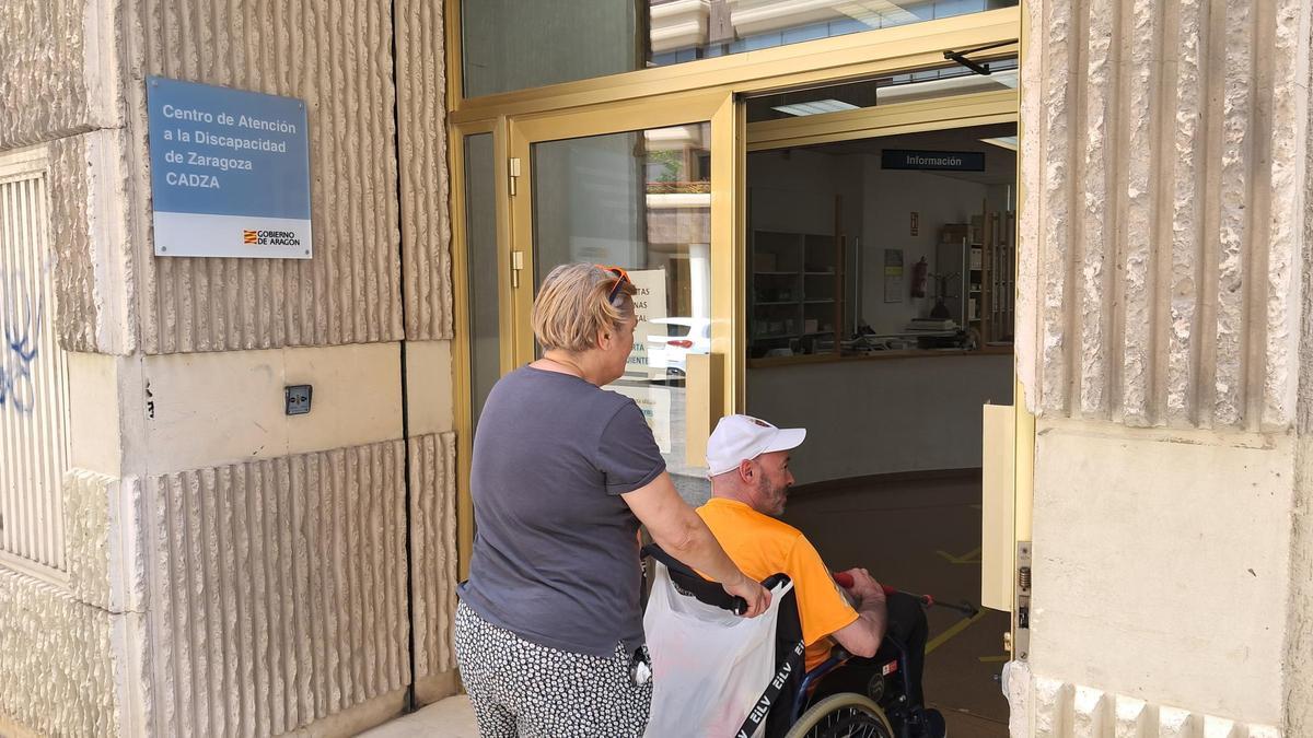 Dos personas entran al Centro de Atención a la Discapacidad de Zaragoza